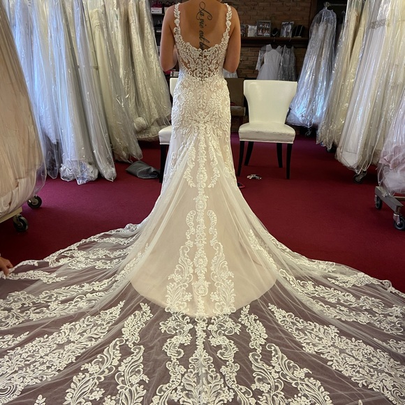 Wedding dress - Picture 2 of 4